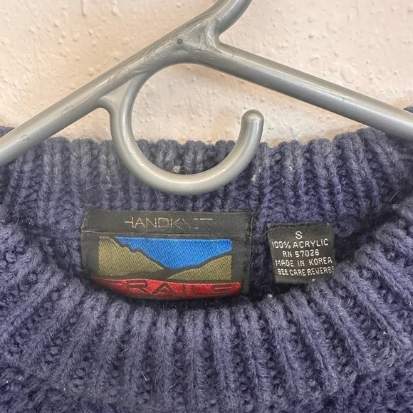 Vintage 90’s chunky knit Navy Sweater acrylic knit size small - Picture 4 of 7